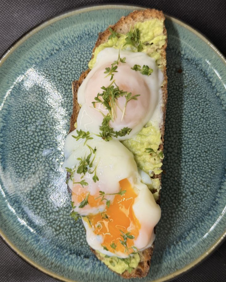 Pochiertes Ei mit Avocado auf Sauerteigbrot
