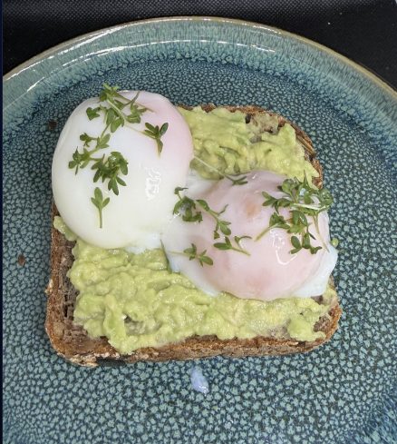 Pochiertes Ei auf Mehrkornbrot mit Avocado